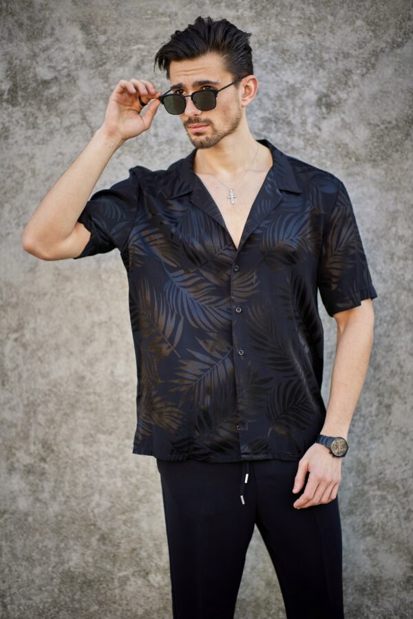 Camasa cu maneca scurta Dark Miami este croita intr-un stil lejer dintr-un material cu un imprimeu tropical.